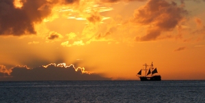 Solnedgang og piratskip. St Lucia
