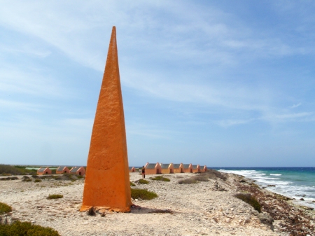 Orange obelisk og slavehytter