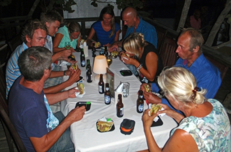 Skandinaver spiser Arepas på Venezuela Night på Zazu bar